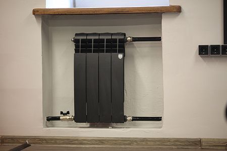 Установка чугунного дизайнерского радиатора